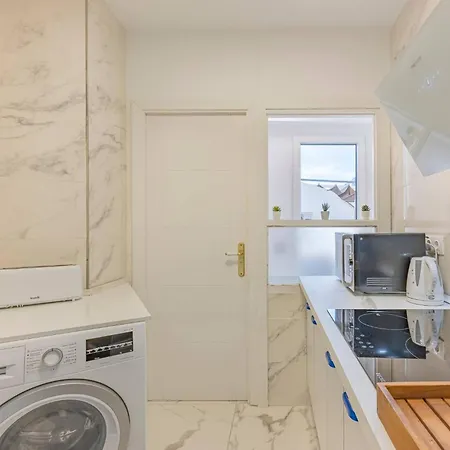 Apartman Modern 1 Bedroom Apartment, Steps From The Sea & Downtown