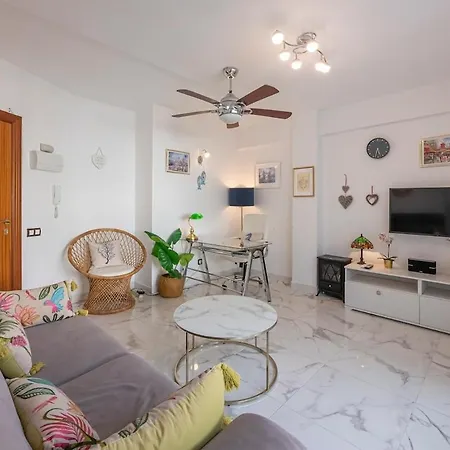 Modern 1 Bedroom Apartment, Steps From The Sea & Downtown Marbella