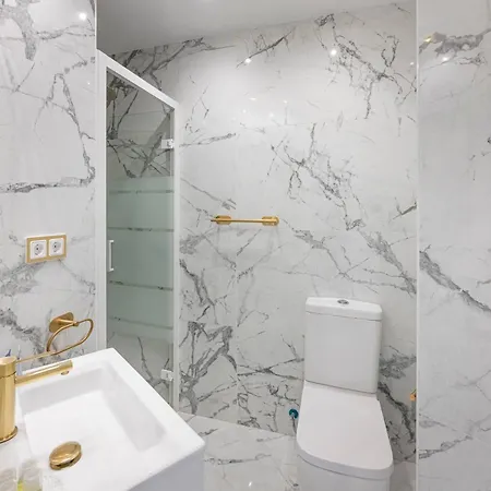 Modern 1 Bedroom Apartment, Steps From The Sea & Downtown Marbella