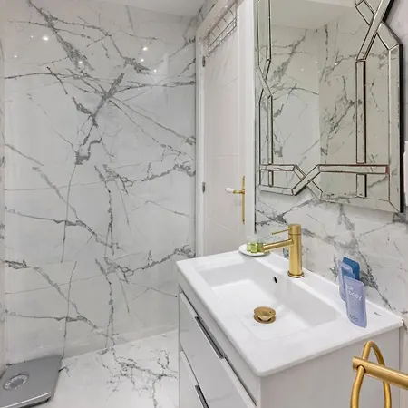 Modern 1 Bedroom Apartment, Steps From The Sea & Downtown *