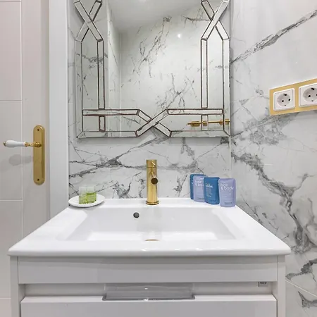 Modern 1 Bedroom Apartment, Steps From The Sea & Downtown Apartment