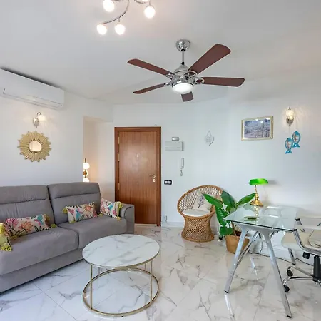 Modern 1 Bedroom Apartment, Steps From The Sea & Downtown Apartment