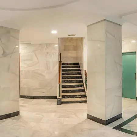 Modern 1 Bedroom Apartment, Steps From The Sea & Downtown Apartment *