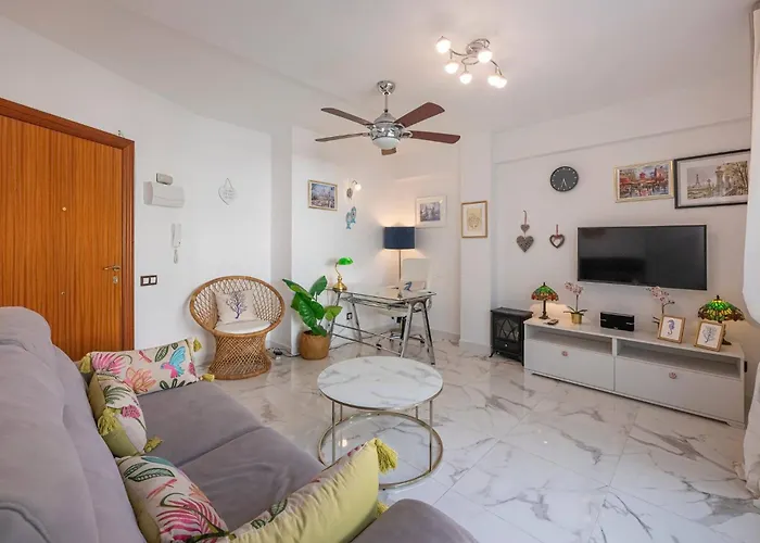 Modern 1 Bedroom Apartment, Steps From The Sea & Downtown