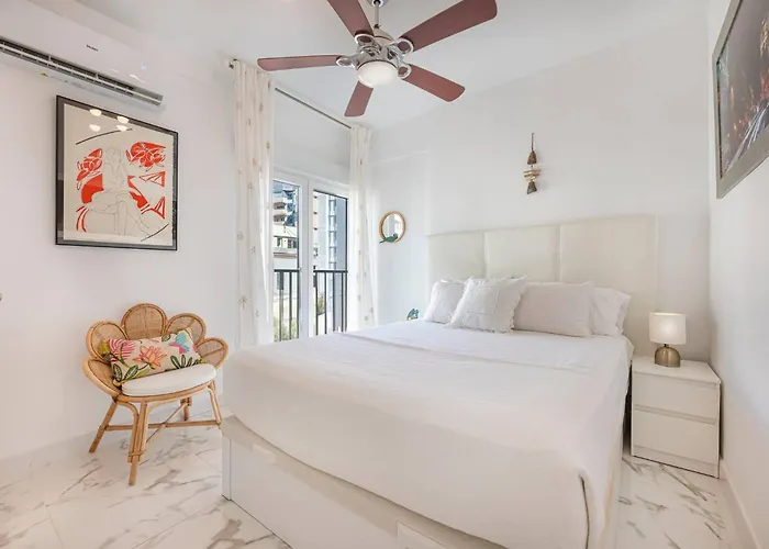 Modern 1 Bedroom Apartment, Steps From The Sea & Downtown Apartmán *