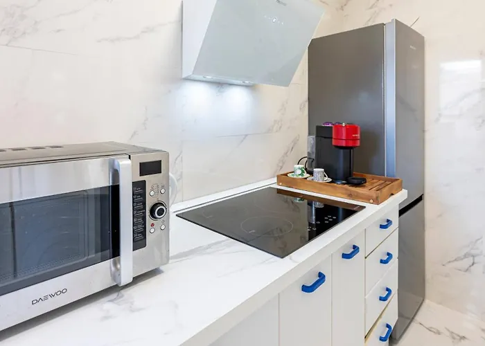 Modern 1 Bedroom Apartment, Steps From The Sea & Downtown Apartmán