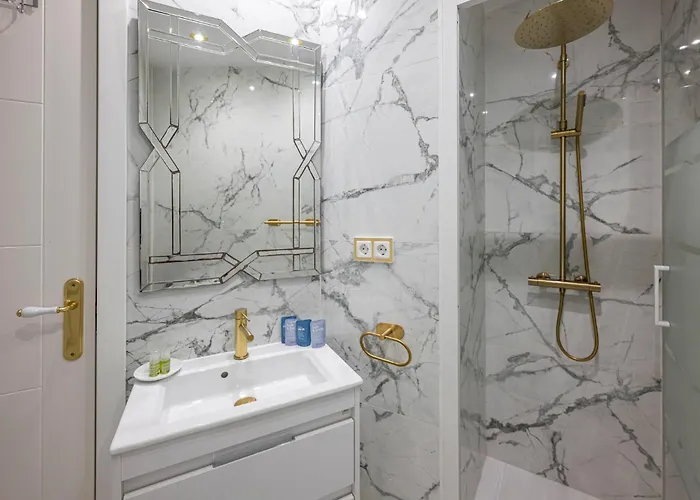 Modern 1 Bedroom Apartment, Steps From The Sea & Downtown Apartmán