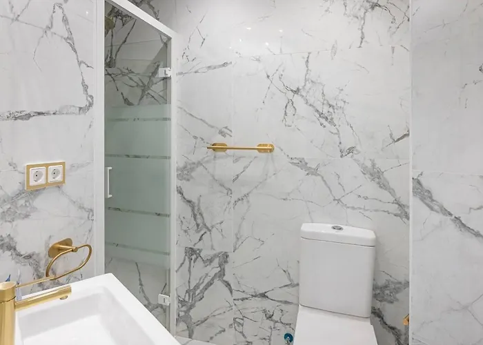 Modern 1 Bedroom Apartment, Steps From The Sea & Downtown Marbella