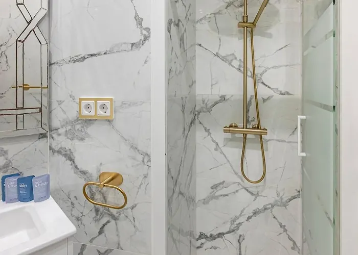 Modern 1 Bedroom Apartment, Steps From The Sea & Downtown Apartmán