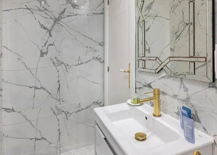 Modern 1 Bedroom Apartment, Steps From The Sea & Downtown *