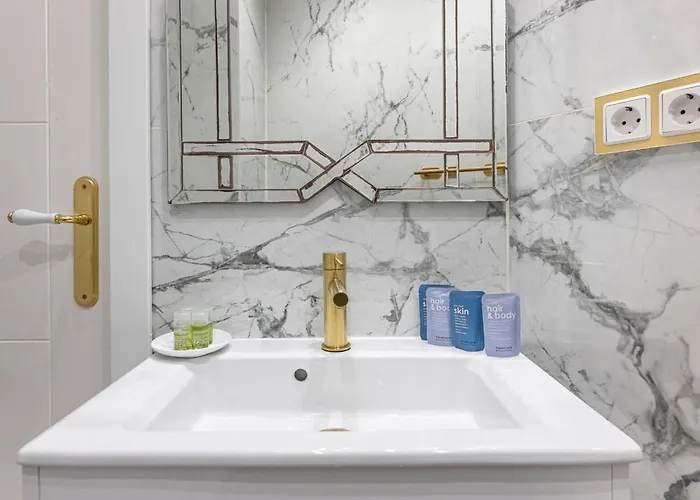 Modern 1 Bedroom Apartment, Steps From The Sea & Downtown Apartmán