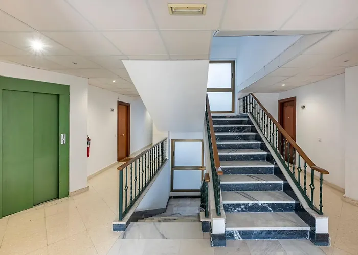 Modern 1 Bedroom Apartment, Steps From The Sea & Downtown Marbella