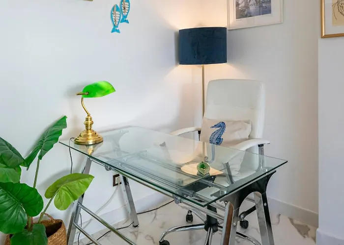 Modern 1 Bedroom Apartment, Steps From The Sea & Downtown Apartmán *