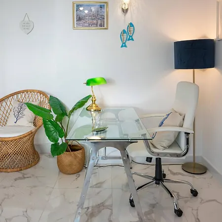 Modern 1 Bedroom Apartment, Steps From The Sea & Downtown Апартаменти *