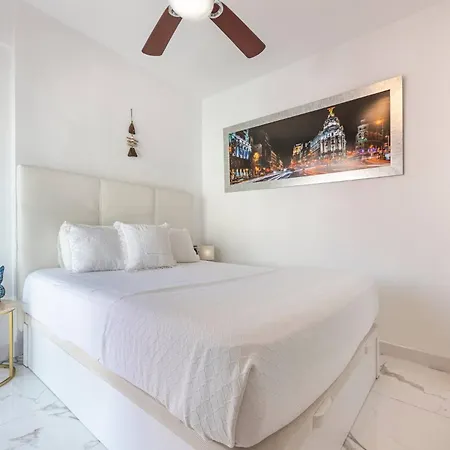 Апартаменти Modern 1 Bedroom Apartment, Steps From The Sea & Downtown Марбелья