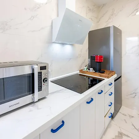 Modern 1 Bedroom Apartment, Steps From The Sea & Downtown Апартаменти
