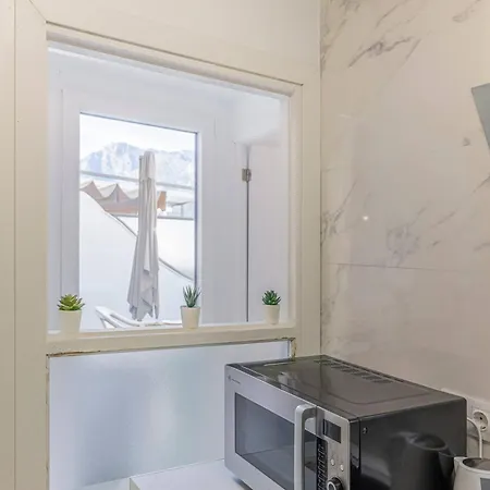 Modern 1 Bedroom Apartment, Steps From The Sea & Downtown Марбелья