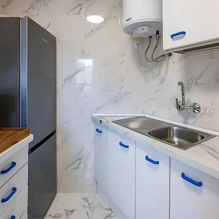 Апартаменти Modern 1 Bedroom Apartment, Steps From The Sea & Downtown *