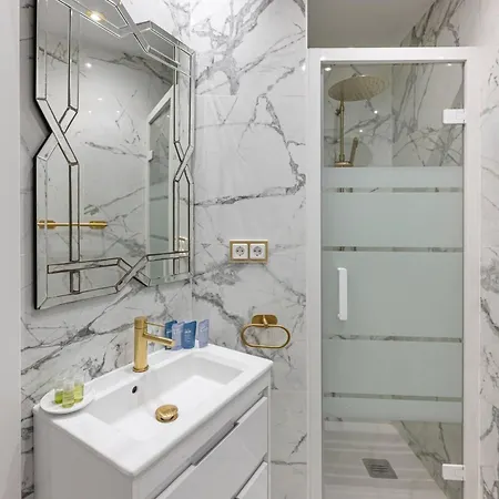 Апартаменти Modern 1 Bedroom Apartment, Steps From The Sea & Downtown *