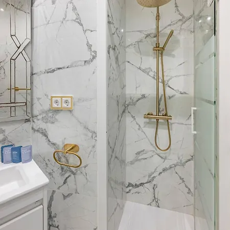 Modern 1 Bedroom Apartment, Steps From The Sea & Downtown Апартаменти