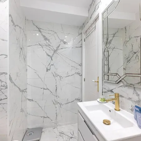 Апартаменти Modern 1 Bedroom Apartment, Steps From The Sea & Downtown Марбелья