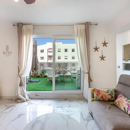 Апартаменти Modern 1 Bedroom Apartment, Steps From The Sea & Downtown