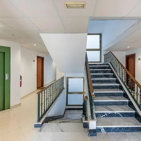 Modern 1 Bedroom Apartment, Steps From The Sea & Downtown Марбелья