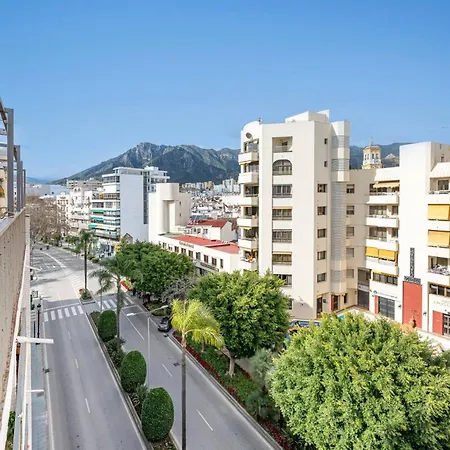 Апартаменти Modern 1 Bedroom Apartment, Steps From The Sea & Downtown Марбелья