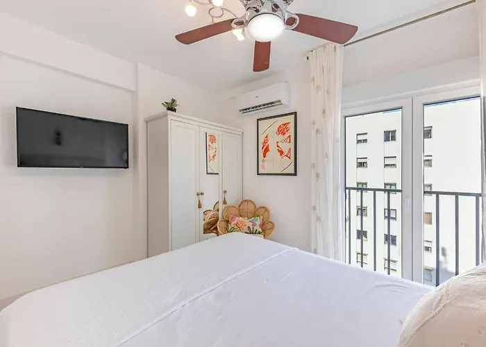 Modern 1 Bedroom Apartment, Steps From The Sea & Downtown Lägenhet *