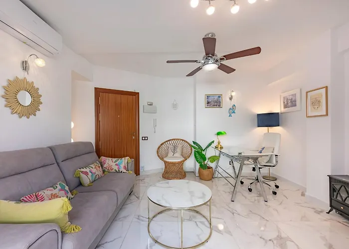 Modern 1 Bedroom Apartment, Steps From The Sea & Downtown Lägenhet