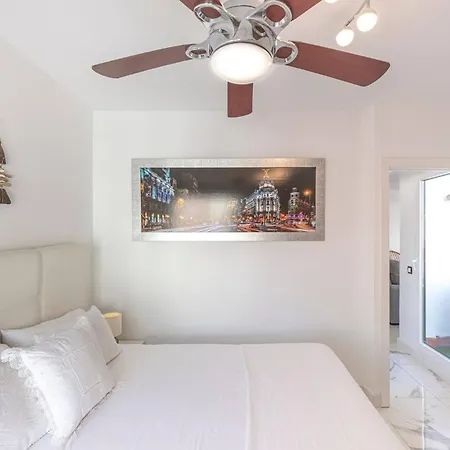 Modern 1 Bedroom Apartment, Steps From The Sea & Downtown Apartment *