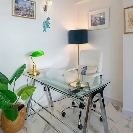 Modern 1 Bedroom Apartment, Steps From The Sea & Downtown Apartment *